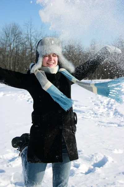 Jonge vrouw in winterbos — Stockfoto