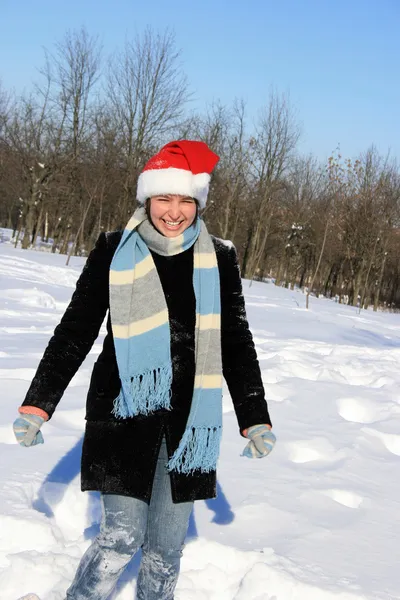 雪の森の中の幸せな女 — ストック写真
