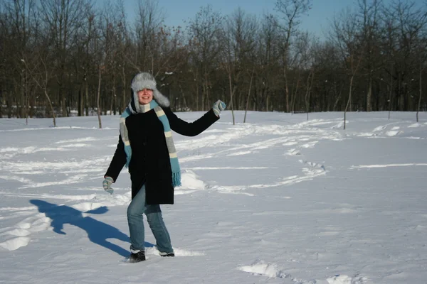 Vrouw in het winter forest — Stockfoto