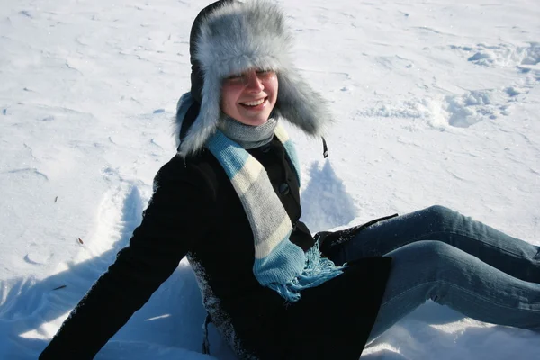 Vrouw in het winter forest — Stockfoto