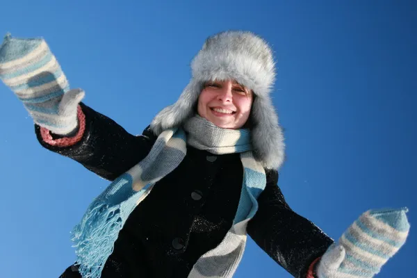 Fiatal nő a téli erdőben — Stock Fotó