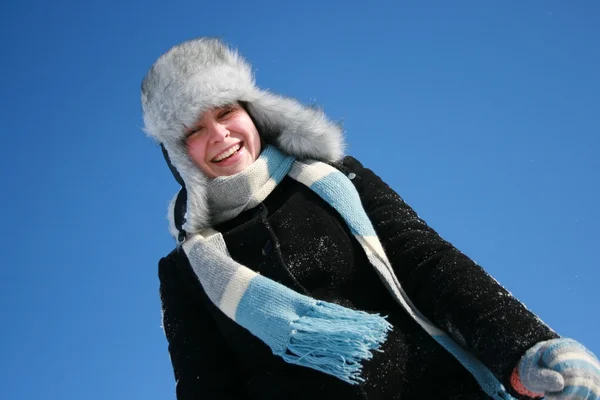 Ung kvinna i vinterskogen — Stockfoto
