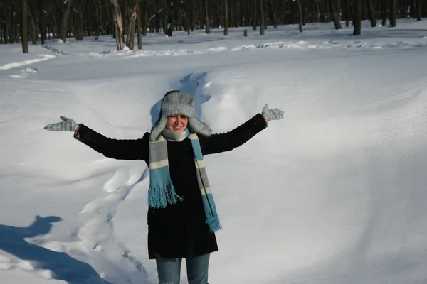 Glad kvinna i skogen snö — Stockfoto