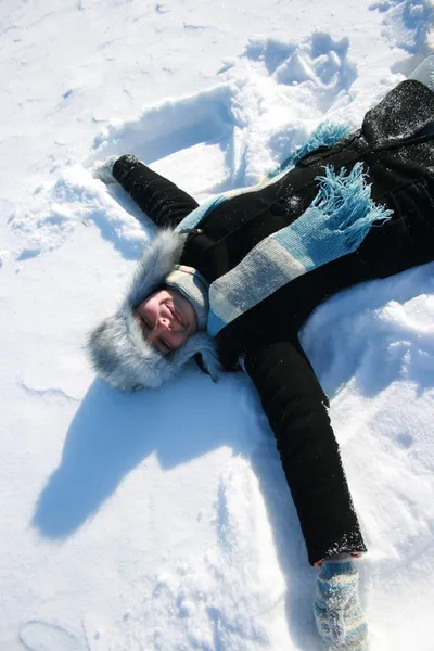 Jonge vrouw in winterbos — Stockfoto