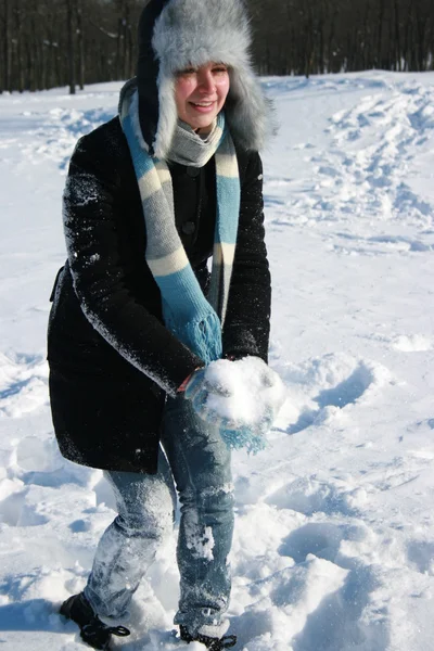 Genç kadın kış ormanında — Stok fotoğraf