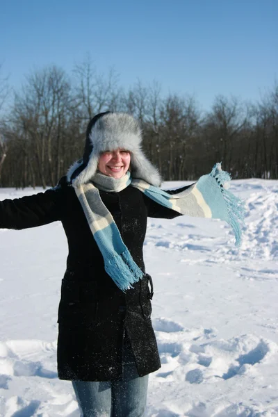 Zimní dívka s rukama nahoru — Stock fotografie