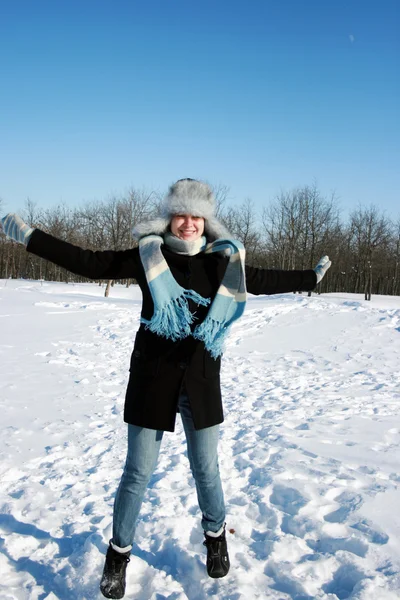 雪に覆われた森の中の幸せな女 — ストック写真