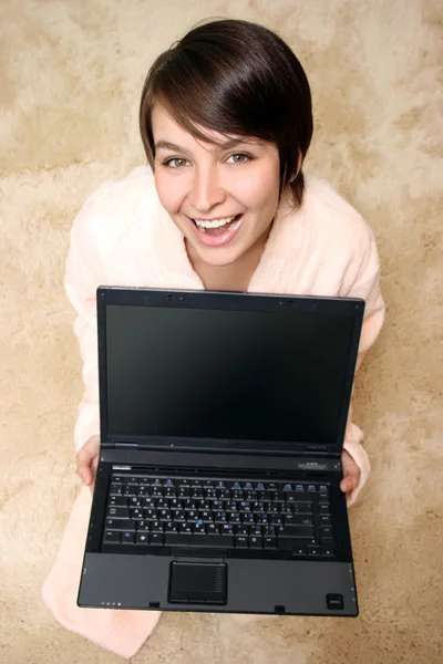 Mujer feliz con portátil — Foto de Stock