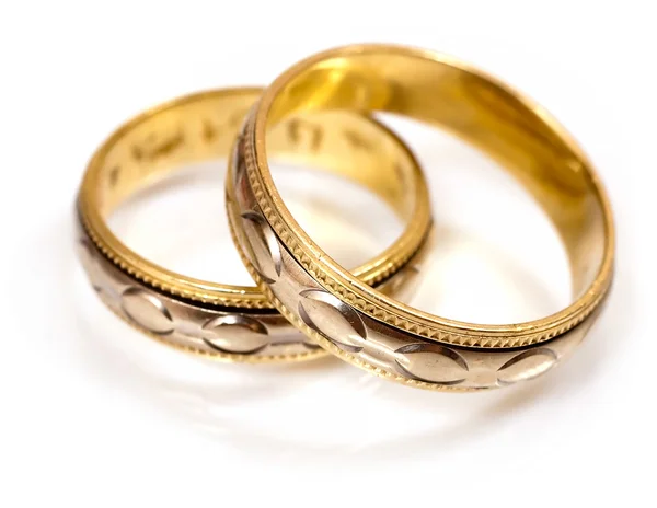 Twee gouden trouwringen — Stockfoto