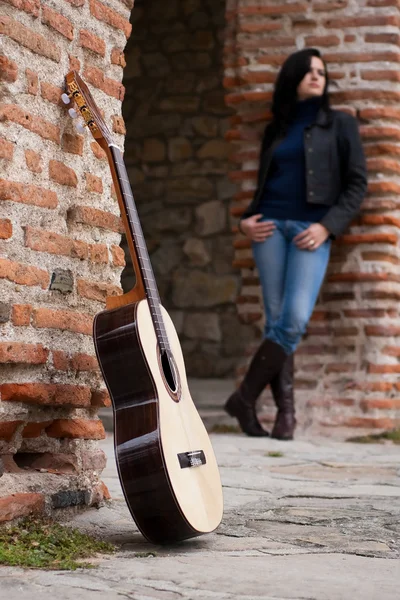 Genç kadın gitar performans — Stok fotoğraf