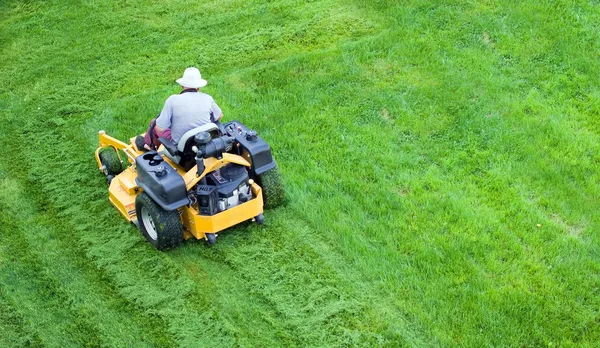 Manliga trädgårdsmästare arbetar med gräsklippare — Stockfoto