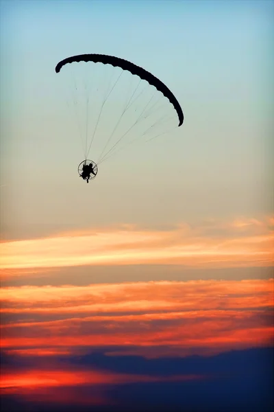 Günbatımı üzerinde paraşütle atlama — Stok fotoğraf
