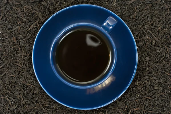 Ένα φλυτζάνι τσάι και τα φύλλα τσαγιού — Φωτογραφία Αρχείου