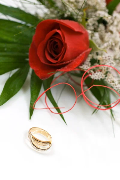 Anéis de casamento e rosa — Fotografia de Stock