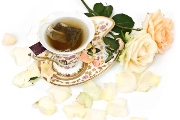Φλιτζάνι τσάι με λευκό τριαντάφυλλο — Φωτογραφία Αρχείου