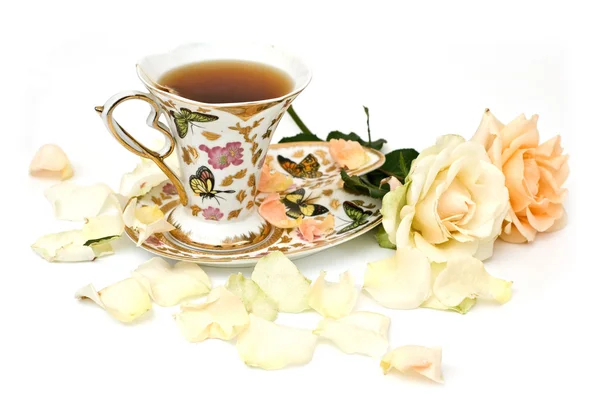 흰색 장미와 함께 차 한잔 — 스톡 사진