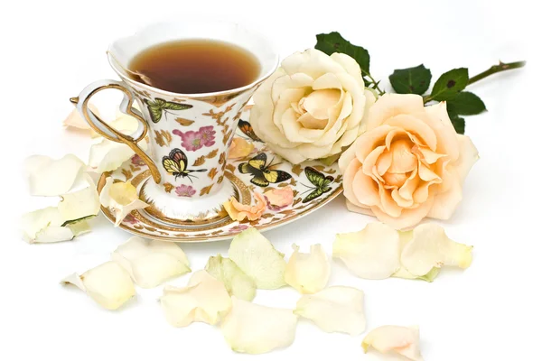 Чашка чая с белой розой — стоковое фото
