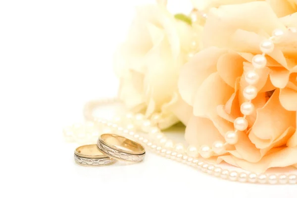 Λευκό τριαντάφυλλο και δαχτυλίδια — Φωτογραφία Αρχείου