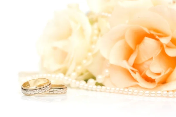Rosa branca e anéis — Fotografia de Stock