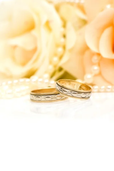 Rosa blanca y anillos —  Fotos de Stock