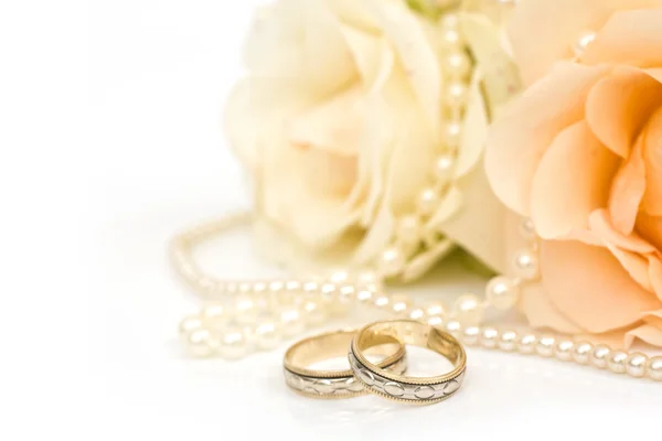 흰색 장미와 반지 — 스톡 사진