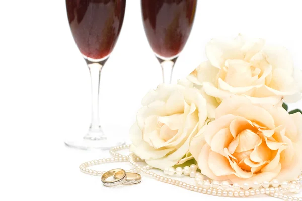Kırmızı şarap, yüzük ve beyaz güller — Stok fotoğraf