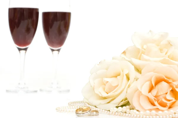 Kırmızı şarap, yüzük ve beyaz güller — Stok fotoğraf
