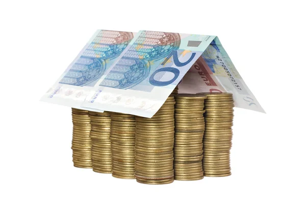 Money house à partir de pièces et d'euros — Photo
