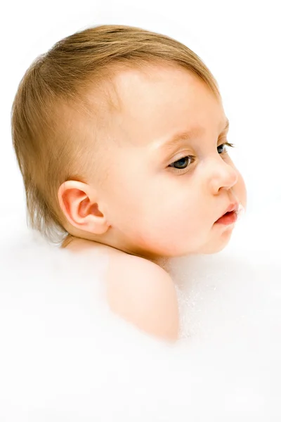 Un bambino nella vasca da bagno con schiuma di sapone . — Foto Stock