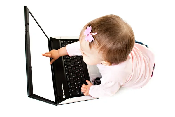 Il piccolo bimbo con il computer — Foto Stock