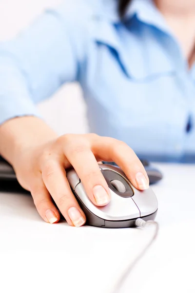Mãos femininas trabalhando no computador . — Fotografia de Stock