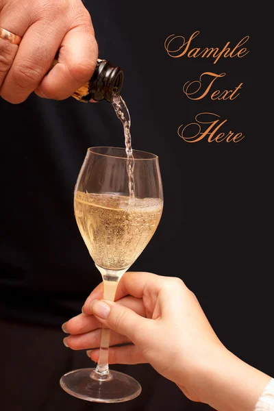 Homme et femme célébrant avec Champagne — Photo