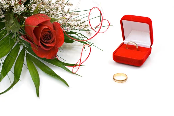 结婚戒指和玫瑰 — 图库照片