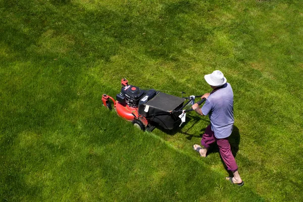 男性の庭師の芝刈機の操作 — ストック写真