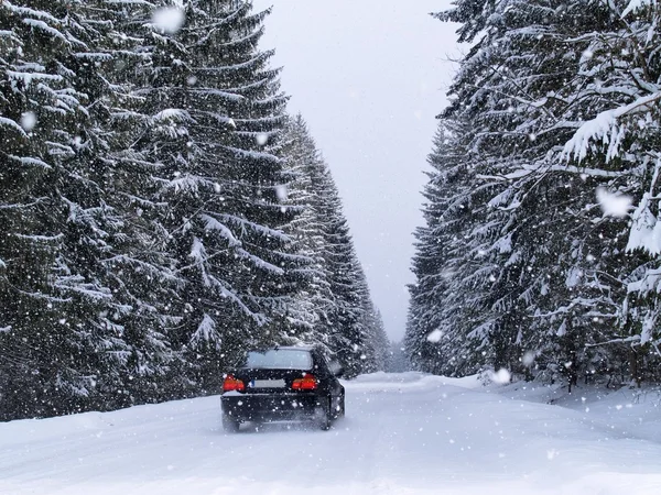 Kar yağarken yol — Stok fotoğraf