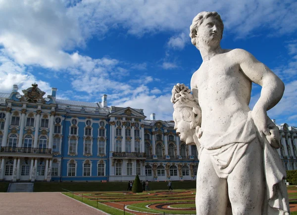 Sculpture in front of Catherine Palace — Stock Photo, Image