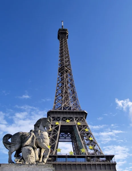 Skulptur framför Eiffeltornet — Stockfoto