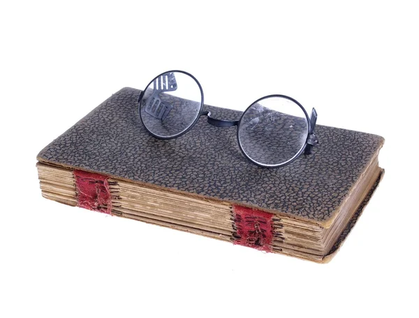 Staré kruhové brýle na staré knihy — Stock fotografie