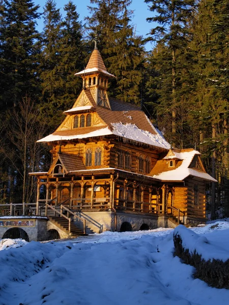 Chiesa di legno in montagna — Foto Stock