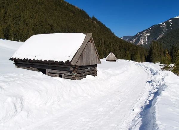 Kış aylarında dağ kulübeleri — Stok fotoğraf