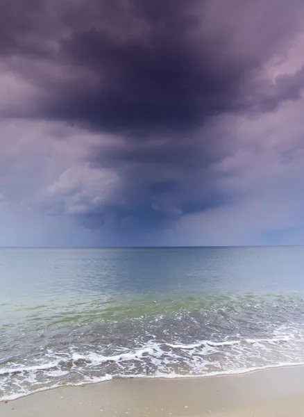 Штормовое небо и мирное море — стоковое фото