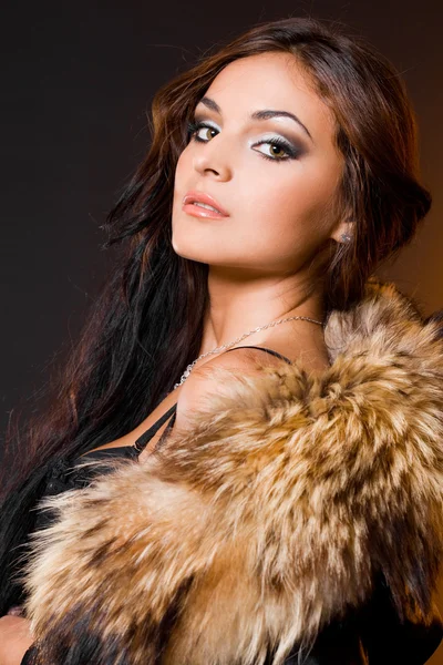毛皮を持つ美しいファッショナブルな女性 — ストック写真