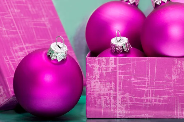 Schöne rosa Weihnachtskugeln — Stockfoto