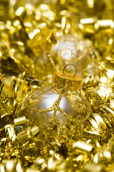 Złoty Bożego Narodzenia ozdoba piłka — Zdjęcie stockowe