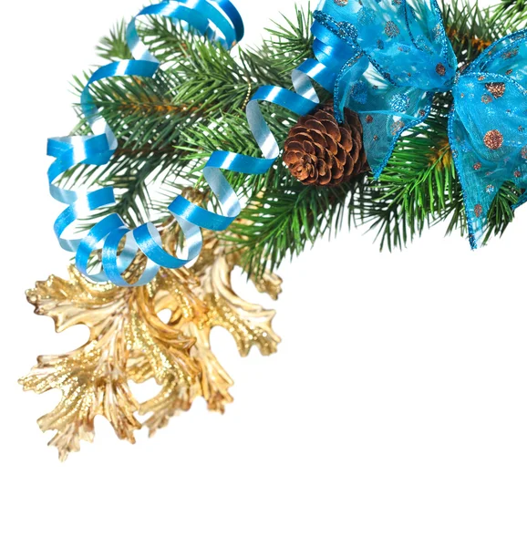 Kerstversiering op een dennenboom — Stockfoto