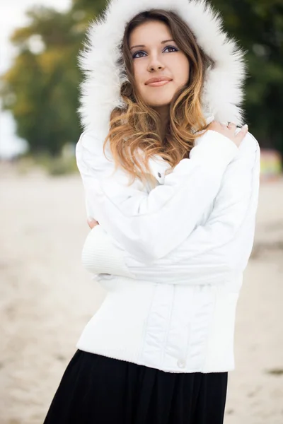 Mulher feliz em uma jaqueta com pele — Fotografia de Stock
