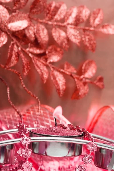 Feestelijke kaars met rode bladeren — Stockfoto