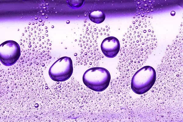 背景に紫色の水滴 — ストック写真