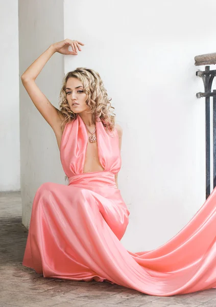 Модная женщина в розовом платье — стоковое фото