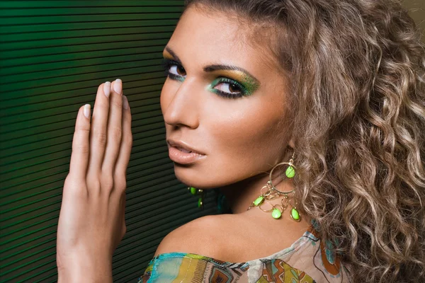 Modische Frau auf grünem Hintergrund — Stockfoto
